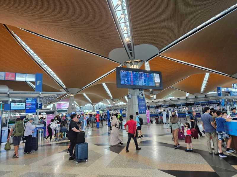 馬來西亞吉隆坡國際機場日前發生男子在入境大廳企圖開槍殺妻。中央社