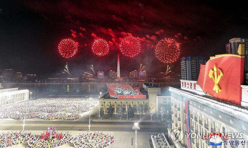 據朝中社15日報導，北韓前一天在平壤金日成廣場舉行紀念前國家主席金日成第112個生日的青年學生晚會和禮炮發射活動。朝中社