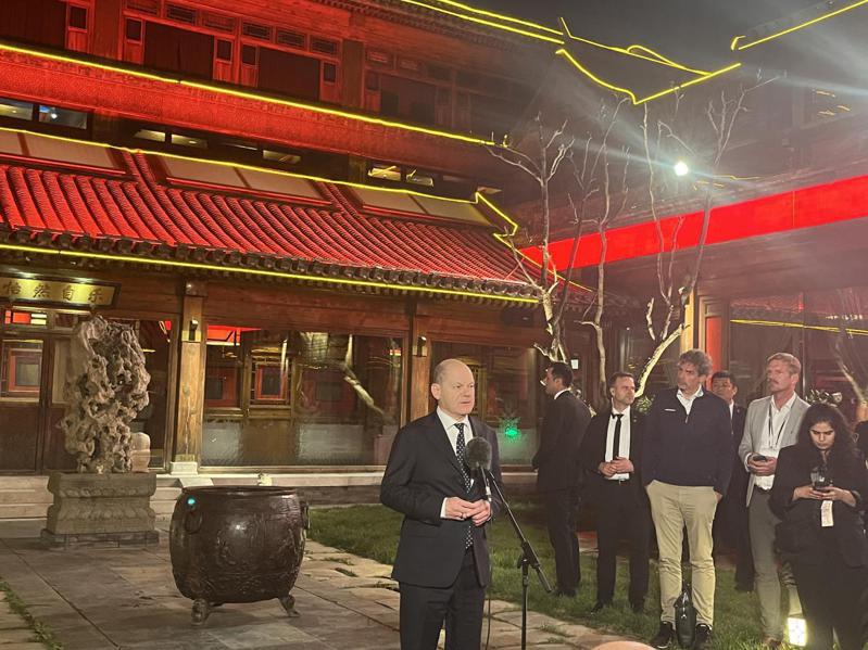 蕭茲在北京一間四合院餐廳舉辦記者會。(取材自澎湃新聞)