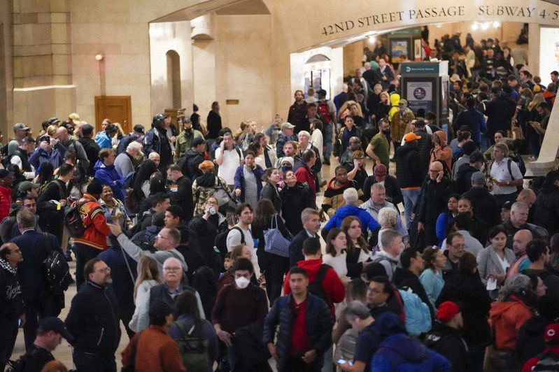 纽约州平均通勤时间居全国首位。图为纽约车站常会挤满通勤人群。 （美联社）(photo:UDN)