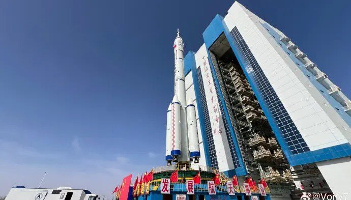 據中國載人航天工程辦公室消息，神舟十八號載人飛船與長征二號F遙十八運載火箭組合體，於16日已轉運至發射區。(取材自微博)