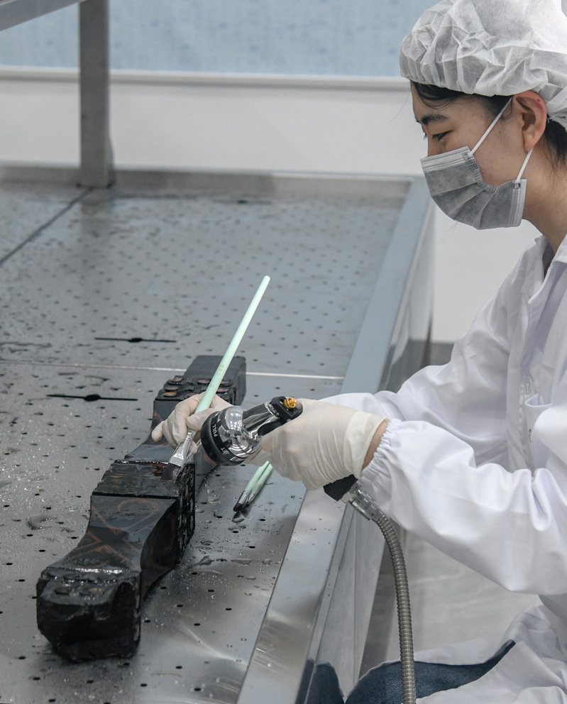 工作人员在对安徽淮南武王墩主墓出土的漆木器进行保护。(新华社)