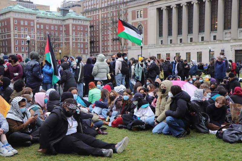 哥倫比亞大學西草坪19日仍有數十名反以色列示威者宿營。(讀者提供)