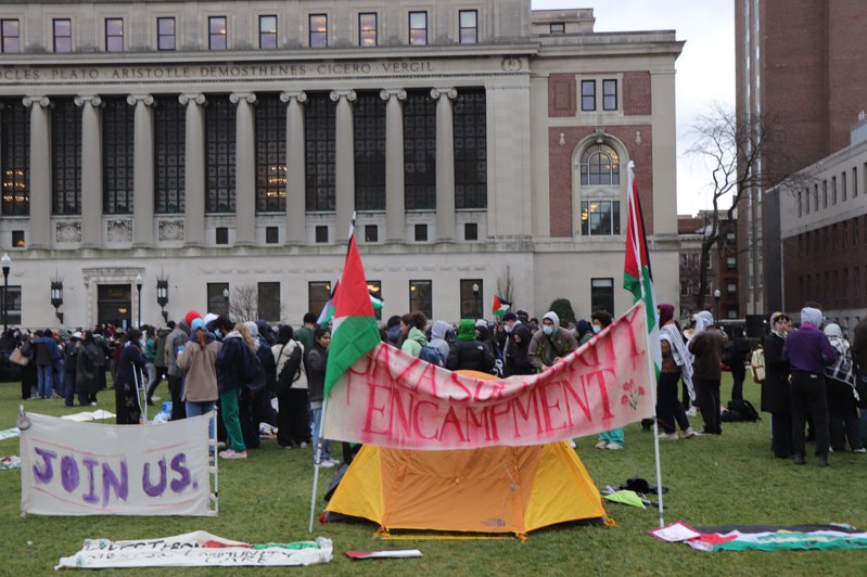 哥伦比亚大学西草坪19日仍有数十名反以色列示威者宿营。(读者提供)