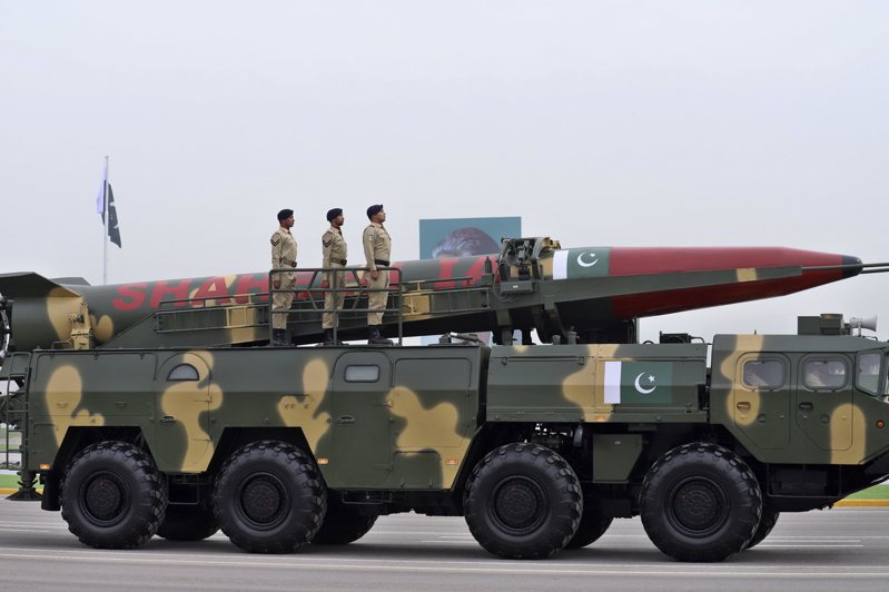 3家中企涉巴基斯坦弹道导弹计划，美国19日宣布制裁。图为巴基斯坦在今年3月23日国庆日阅兵式上展示巡航导弹。（美联社）