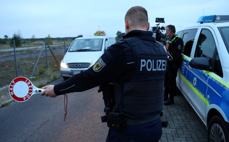 德国检警近日查缉人口走私集团，发现上百名中国人非法购买德国居留证。图为德国警方在边境执法。路透资料照片(photo:UDN)