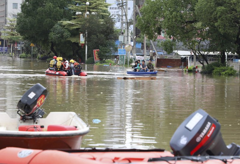 救援人員21日在廣東清遠英德市浛洸鎮開展救助。(新華社)