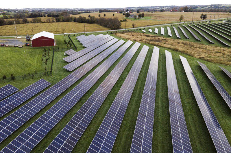 中國製的太陽能板產品量多價低，美國處於競爭劣勢。圖為馬里蘭州農田裡的太陽能板。(美聯社)
