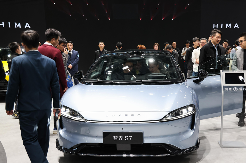 2023年11月在廣州國際車展上，華為智選車業務首款轎車「智界S7」亮相，吸引全場目光。(新華社)