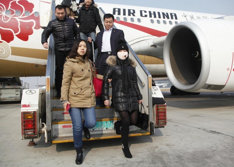 中國在過去的獵狐行動中，在義大利拘獲一名外逃經濟犯（前右戴口罩者），並將其遣送回國。（本報資料照片）