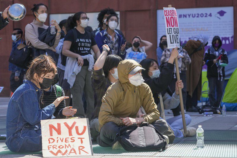 在哥倫比亞大學之後，紐約大學反以色列的學潮也在蔓延，警方22日晚上逮捕了上百名學生。（美聯社）