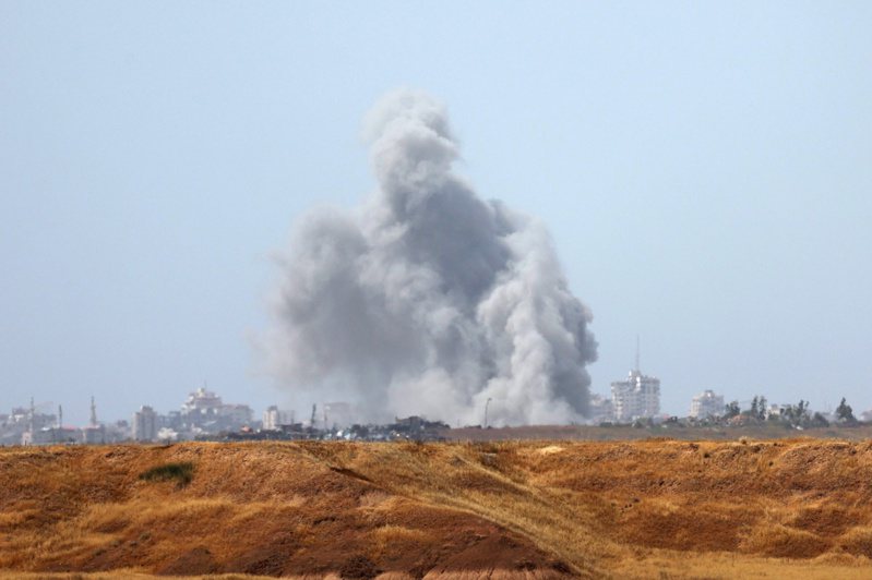 在美國國會表決通過提供以色列130億美元與巴勒斯坦伊斯蘭主義組織哈瑪斯（Hamas）作戰的軍事援助後，以色列今天以空襲和砲擊猛烈轟炸加薩走廊（Gaza Strip）。（歐新社）