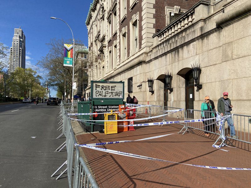 学运刚刚发生时、校外的示威区域已被封闭。市警(NYPD)虽未再获得入校授权，但在校外派驻了大量警员严密防范。目前，哥大校园周边已比较平静。(记者许君达／摄影)