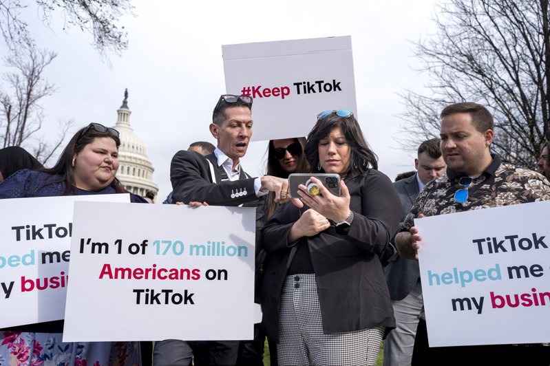參院24日以挾帶方式通過要求TikTok分拆案，令TikTok及許多網紅反應不及，遊說聲量也不及在眾院審議時來得大。（美聯社）