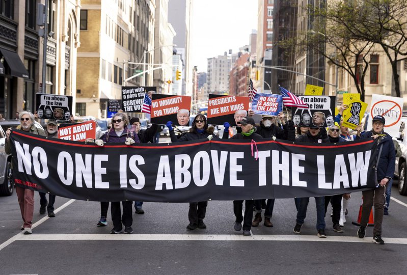 在25日最高法院开始听取对川普是否拥有刑事豁免权的言词辩论之际，一群抗议民众在纽约高等法院外呼吁无人可以凌驾法律之上。欧新社