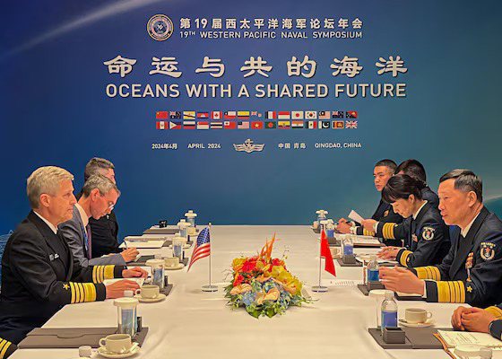 美軍太平洋艦隊司令柯勒與共軍海軍司令胡中明，雙方在青島舉行會見。(取材自美軍太平洋艦隊官網)