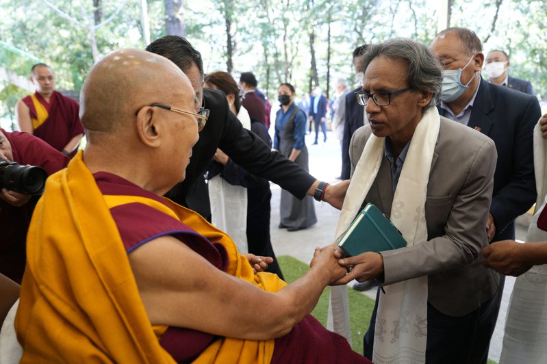 藏人精神領袖達賴喇嘛（左）24日會見媒體參訪團，提及自己與印度有很深的淵源，在智慧上也是受到那爛陀傳統的滋養。（取材自達賴喇嘛辦事處）