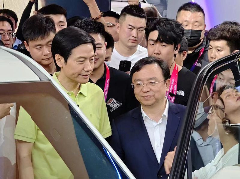 北京車展上，比亞迪董事長王傳福（前右）26日前往小米汽車展位參觀，由小米汽車董事長雷軍（前左）親自接待。（取材自微博）