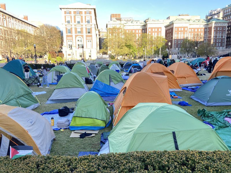 占领者在哥大南草坪西侧搭建起由帐篷营地组成的乌托邦式自治社区。(记者许君达／摄影)