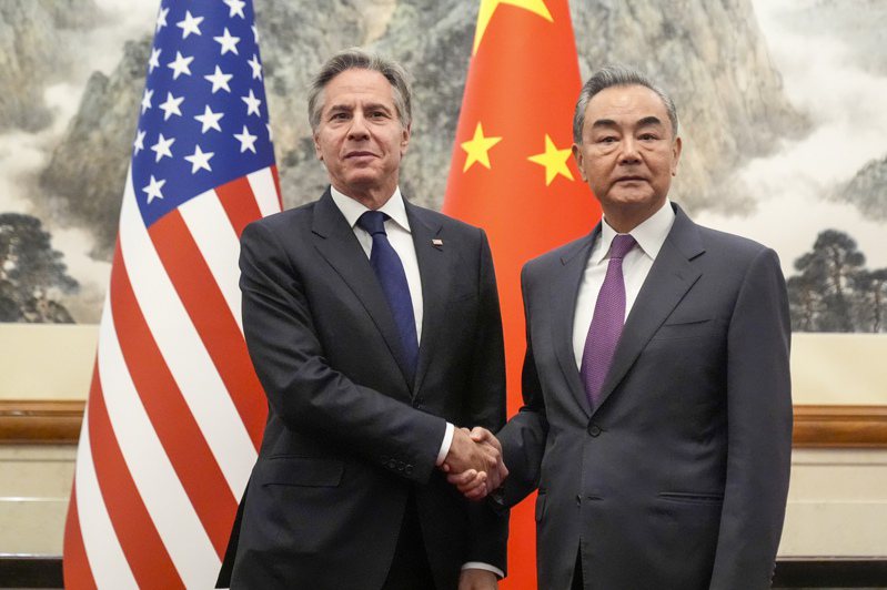 中國外長王毅（右）26日會見布林肯時，要求美國停止部署陸基中程導彈，等於為美菲軍事合作畫下紅線。（美聯社）